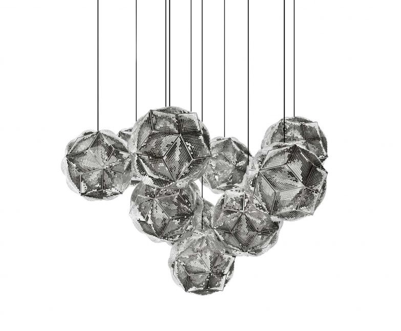 Die Pendelleuchte «Puff» besteht aus 30 Metallplatten, die so angeordnet sind, dass sie eine kugelförmige Struktur bilden. Die perforierten Paneele reflektieren das Licht auf eine besondere Weise und lassen aussergewöhnliche Effekte entstehen. TOM DIXON.NET