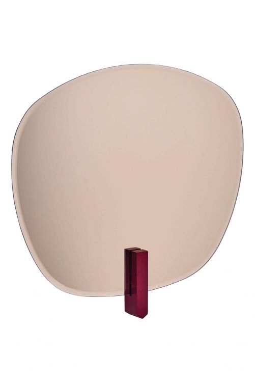 Inspiriert von der klassischen Muschelform präsentiert sich der nostalgisch anmutende Spiegel «Tellina», dessen Namensursprung aus dem Lateinischen stammt und für eine Gattung von Plattmuscheln steht. Der Spiegel in rosa getöntem Glas wird ergänzt durch ein hölzernes Detail in gebeizter Eiche. In zwei Grössen und auch in Klarglas erhältlich. Bolia.