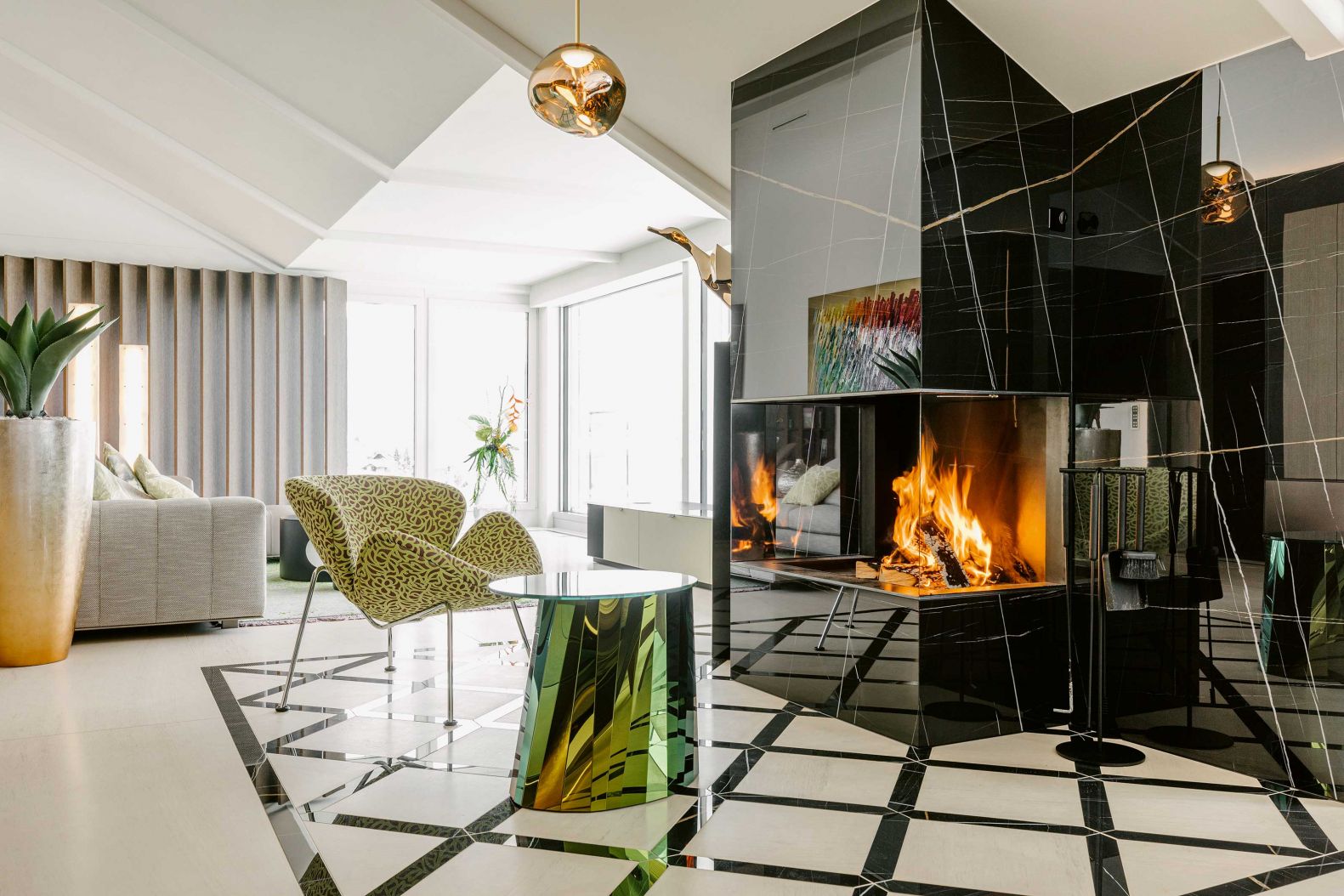 Exklusiver Stein: Es sollte ein Cheminée sein, das dem Einrichtungskonzept dieser Bauherrschaft entspricht – am liebsten aus dem exklusiven Marmor «Sahara Noir». Da dieser Stein jedoch für die geplante Ausführung eher heikel war, entschied sich die Bauherrschaft für ein Imitat aus Feinsteinzeug, das hitzebeständig, kratzfest und säurebeständig ist. Das gleiche Material wurde als filigraner Bodenfries eingesetzt, der die grossformatigen Kalksandsteinplatten, ein Rosal, elegant ergänzt. Idee und Materialkonzept: Stonegroup. STONEGROUP.CH