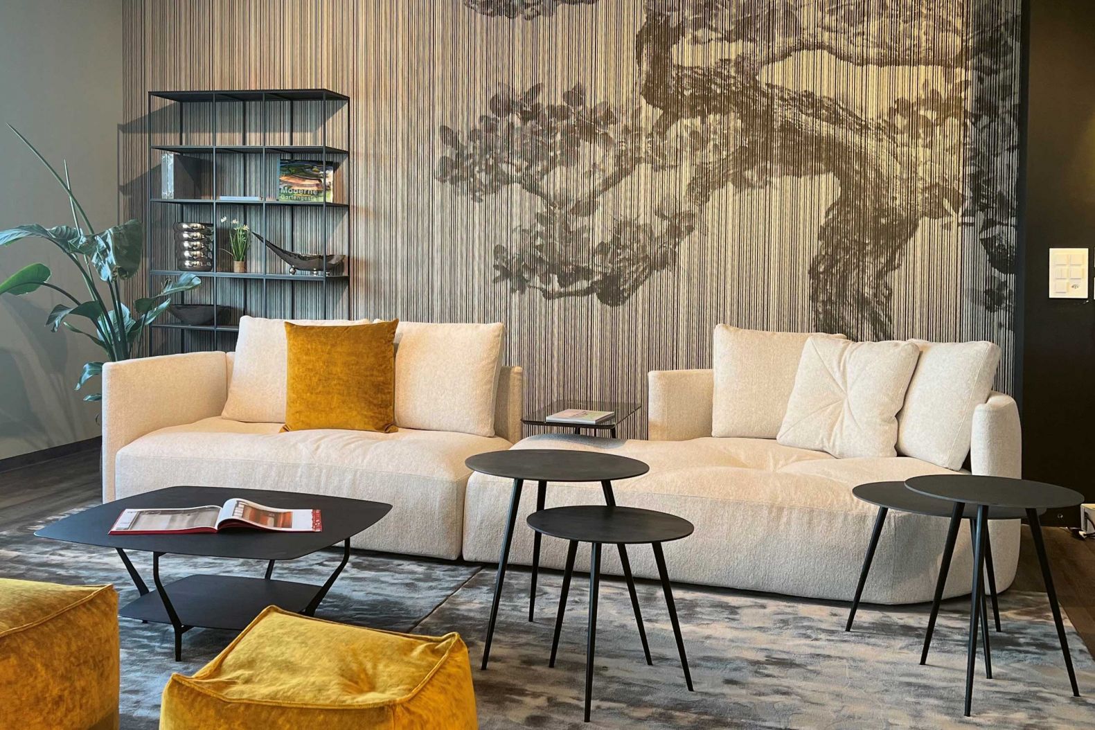 Ort der Inspiration: Das Mailänder Unternehmen hat sich auf Tapeten spezialisiert, die von bekannten ArchitektInnen und DesignerInnen entworfen werden. Die Motive zeigen dabei Elemente aus Mode, Grafik und Architektur, für deren Umsetzung aussergewöhnliche Materialien verwendet werden. Im neuen Schweizer Showroom von Londonart bei Archimondo AG in Feusisberg werden die faszinierenden Tapeten in einem stimmungsvoll mit Möbeln und Wohnaccessoires inszenierten Ambiente präsentiert. LONDONART.IT / ARCHIMONDO.CH