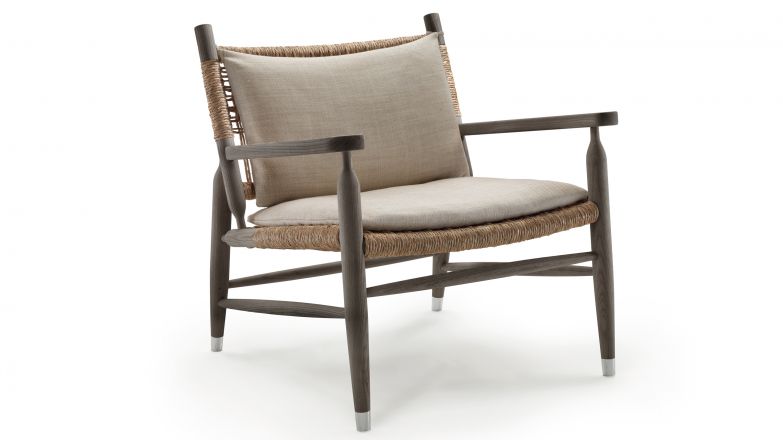 «Tessa» ist ein Sessel, der einfach daher kommt, aber von der Handwerkskunst des italienischen Unternehmens zeugt: Das Gestell besteht aus gedrehtem Eschen- oder Nussbaumholz und ist mit traditionellen Steckverbindungen ausgeführt; die Bespannung aus Seegras wird ebenfalls von Hand gefertigt. Flexform.