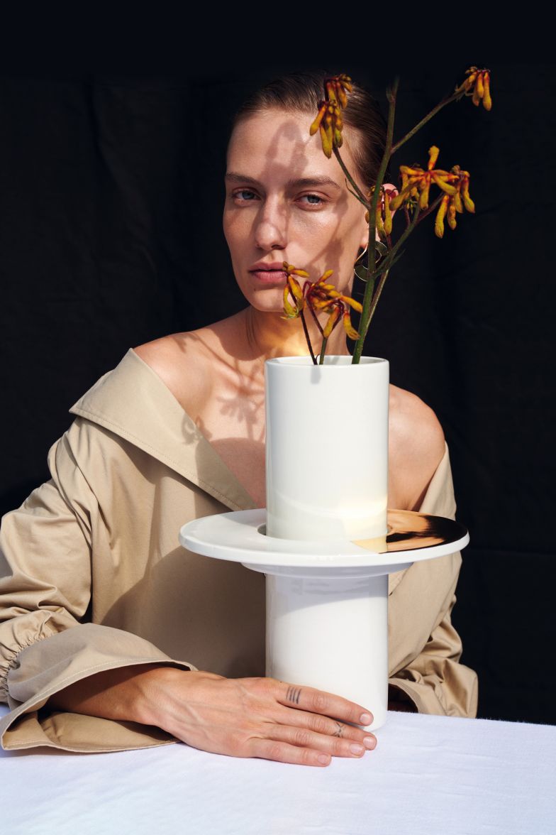 «Edition N°1» ist eine Kollektion handgefertigter Keramiken aus weissem Porzellan, Vulkansand und 24k Goldglanz. Gefertigt werden die schönen Stücke von Hand in Bali. Hinter dem Unternehmen stehen seit 2016 Isabell Gatzen und Werner Ladinig aus Zürich. Atlas Crafts.