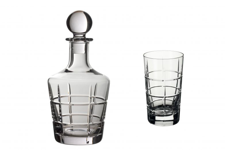 Wer seiner Bar den letzten Schliff verpassen möchte, greift zu Karaffe und Glas aus hochwertigem Kristall. Die horizontalen Rillen beim Modell «Ardmore Club» machen das Abmessen einfach. Villeroy & Boch.