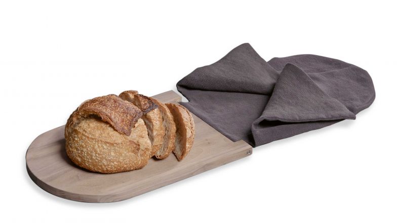 Zwei in einem – «Rito» ist ein Brotschneidebrett aus Wallnussholz, das mit einem edlen, am Brett befestigten Leinenbeutel daherkommt, welches zum Aufbewahrungsbeutel fürs frischgebackene Brot wird. Society Limonta.
