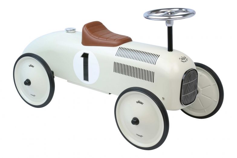 For Kids only ist «Racer» im Retro-Look, bei dem wohl mancher Papa fast vor Neid erblasst. Das Rutschauto gibt es neben Cremeweiss auch in flitzigem Rot. Schnell beim Christbaum ist man mit beiden. Pfister.