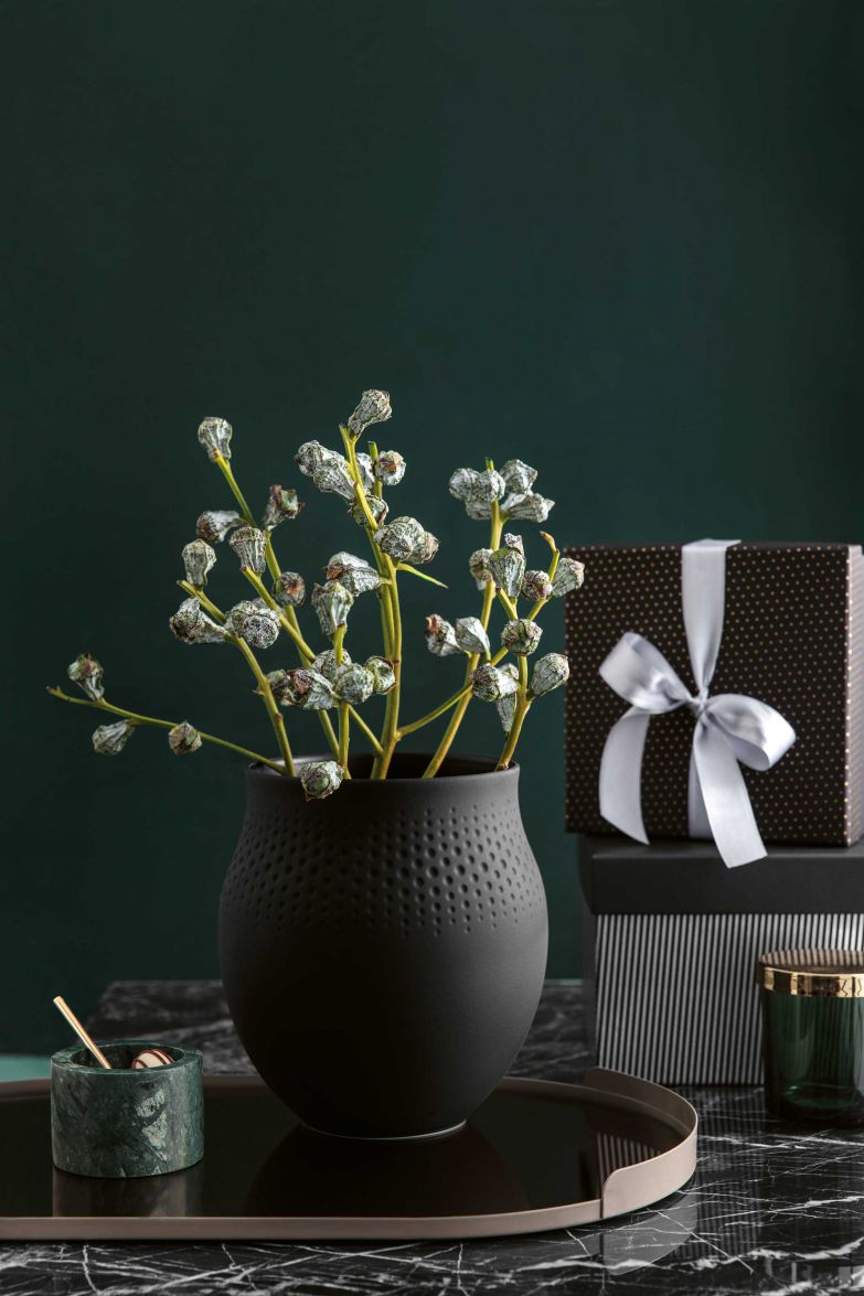 Schwarz geht immer – auch bei Vasen, wie zum Beispiel diese aus der Linie «Manufacture Collier». Das Modell «Perle» gibt es in drei verschiedenen Grössen und Ausführungen, zusammen ergeben sie ein schönes Ensemble. Villeroy & Boch.