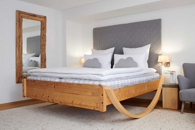 Echte Holzfussböden, reine Schurwolle, Loden, Bauernleinen und Matratzen von Hästens: In den Zimmern wurde viel Wert auf natürliche Materialien gelegt. Foto: Jan Schmiedel.