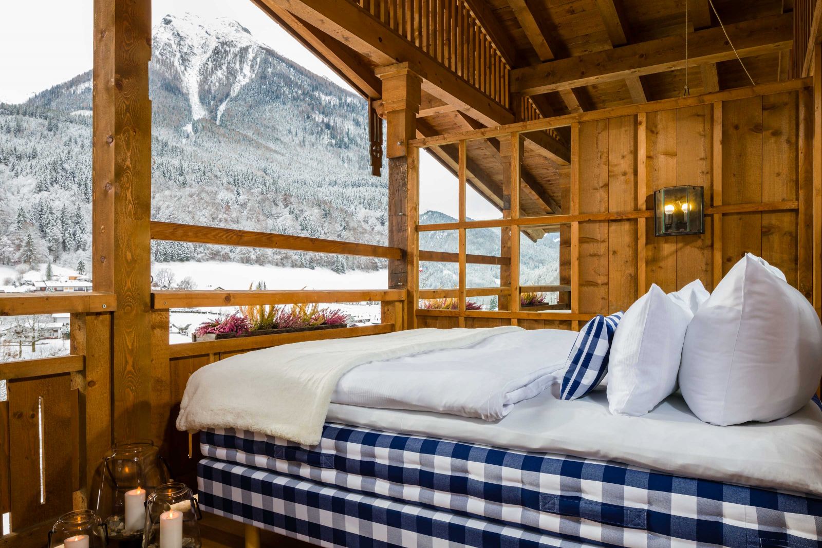 Romantisches Highlight: Die Seniorsuiten haben ein zusätzliches Bett von Hästens auf dem Balkon, wo die Gäste die Nacht unterm Sternenzelt und mit Blick in die Berge geniessen können.