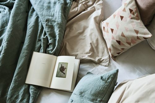 Die Bettwäsche-Serie Mafalda wurde aus vorgefertigtem Leinen gefertigt und ist dadurch besonders weich in der Haptik. Der Knittereffekt ist gewollt und verströmt Ruhe und Gelassenheit. URBANARA.