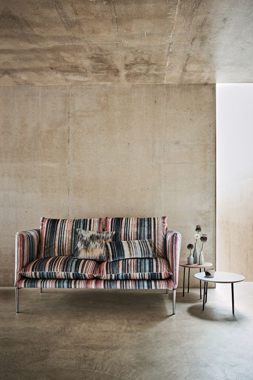 Wenn bei Mizumi von einer kunstvollen Edition die Rede ist, ist das nicht übertrieben. Denn die neue Kollektion wurde mit dem japanischen Künstler Katsutoshi Yuasa entwickelt, der von ihm erstellte digitale Bilder in einer komplizierten Holzschnittdrucktechnik umsetzte und auf Textilien druckte. BLACK EDITION.