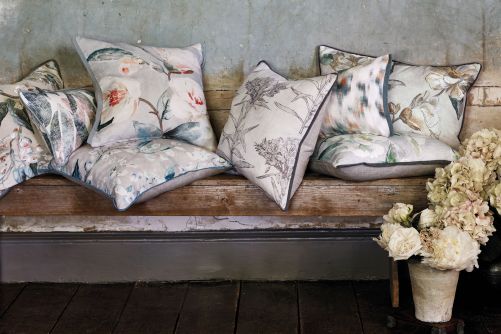 Die blumige Kollektion Gardenia basiert auf Gemälden des botanischen Künstlers John Wise, aus dessem Archiv von handgemalten Zeichnungen und Malereien die Sujets stammen, die hier in aussergewöhnlichen Drucken und feinen Stickereien auf Stoff abgebildet wurden. ROMO.