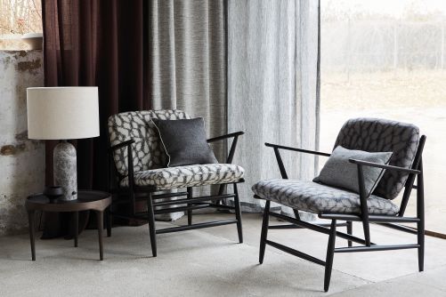 Unverfälscht und ursprünglich — so lässt sich die Kollektion Nature & Poems beschreiben, die gleichzeitig mit markanten Texturen für Struktur und Lebendigkeit sorgt. Die Farbpalette umfasst erdige, natürliche Farben sowie frische Gelb-, herbstliche Rostrot- und dunkle Indigotöne. CREATION BAUMANN.