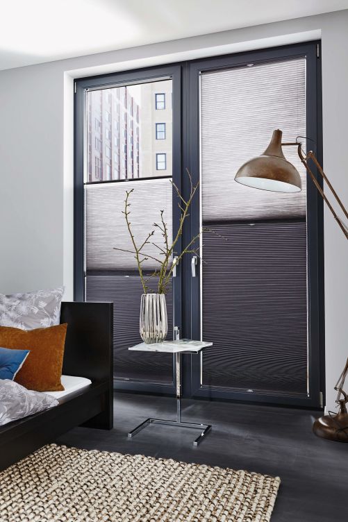 Die Duette-Wabenplissees bieten Licht-, Sicht- und Sonnenschutz in einem. Dabei ist der Stoff so gefertigt, dass er die Sonnenhitze stoppt, den Raumschall dämpft und Heizenergie spart. DUETTE.