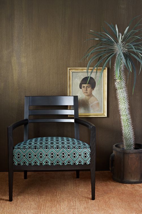 Den klingenden Namen «Yasar» trägt dieser dekorative Velours, der von den ausdrucksstarken Textilarbeiten des afrikanischen Shoowa-Volkes inspiriert ist. Der Stoff gehört zur aktuellen Wonderland-Kollektion. ZIMMER + RHODE.