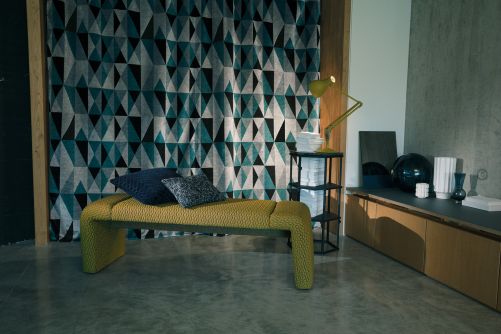 Architektonische Details und glamouröse Retroelemente waren die Inspiration für die Kollektion «Arco», die hier für den Vorhangstoff verwendet wurde. Er verbindet geometrische Muster mit glänzenden Metallfäden und ist in vier Farbausführungen erhältlich. KIRKBY DESIGN.