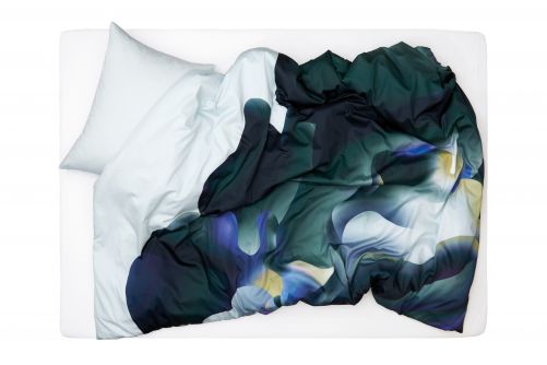 Die Künstleredition des Unternehmens entsteht jeweils in Zusammenarbeit mit Künstlern und Designern. Aus der aktuellen Kollektion stammt die Bettwäsche «Sobros» der Künstlerin Julia Heuer, bei der sich organische Formen mit weichen Farbverläufen verbinden. ZIGZAGZÜRICH.