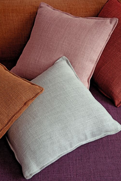 Der Künstler Matisse sagte einmal, dass Farbe an sich existiere und ihre eigene Schönheit besässe. Diese Aussage findet ihre Berechtigung auch in dieser neuen Kollektion mit ihren kräftigen sowie zarten Farben, wie z.B. beim Leinenstoff «Cabris», den es in 23 Tönen gibt. MANUEL CANOVAS.