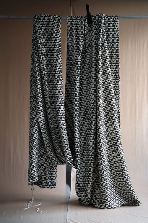 Fünf verschiedene Garne aus grober Rohseide und Baumwolle wurden beim Gewebe «Marilù» zu einem geometrischen Muster verwebt, das mit seiner Textur an die Welt der Haute Couture erinnert. DEDAR.