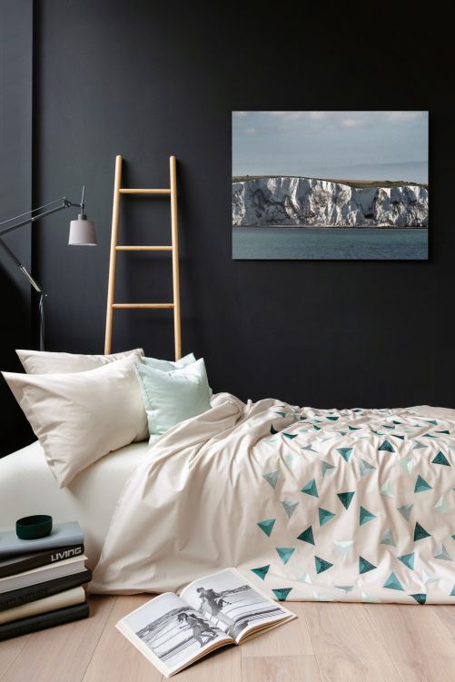 Die einzige Dreiecksgeschichte, die in diesem Bett geduldet wird, ist die Bettwäsche «Trigon» aus feinstem Baumwoll-Percale. Die farbigen Ton-in-Ton-Dreiecke wurden in raffinierter 3D-Optik aufgestickt. DIVINA.