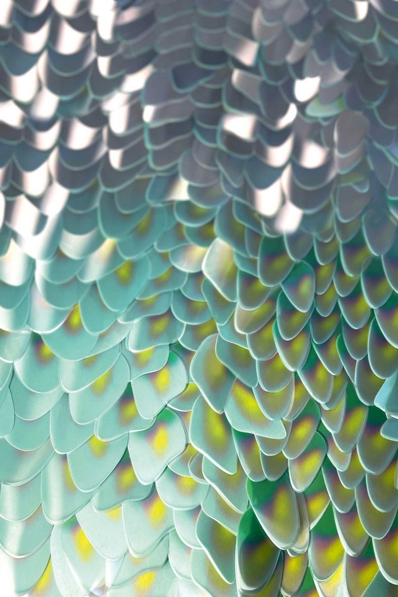 Das St. Galler Unternehmen arbeitet unter anderem mit modernsten Stickmaschinen, Digital- und Laserdruck. Wie zum Beispiel bei «Esska», einer abstrakten Lasercut-Kreation, die mit ihren schimmernden Farben an das Schuppenkleid eines Regenbogenfisches erinnert.JAKOBSCHLAEPFER.COM