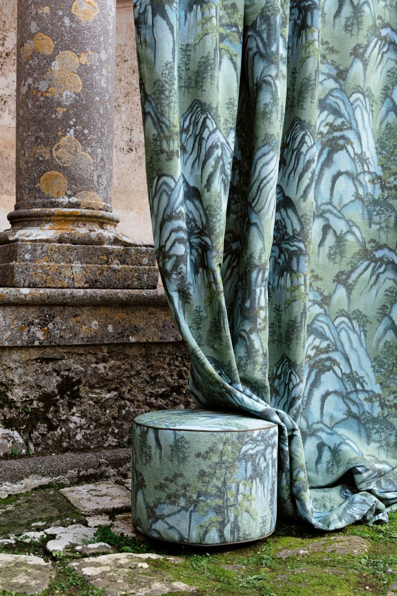 Sanfte Hügellandschaften und feine Sträucher in ineinander fliessenden Farbtönen zieren den Stoff «Aquarelle». Das von Hand aquarellierte Motiv wurde im Kettdruck hergestellt, einer Technik, bei der die Web- mit der Druckkunst kombiniert wird; dadurch entstehen die typischen Farbverläufe. FISCHBACHER.COM