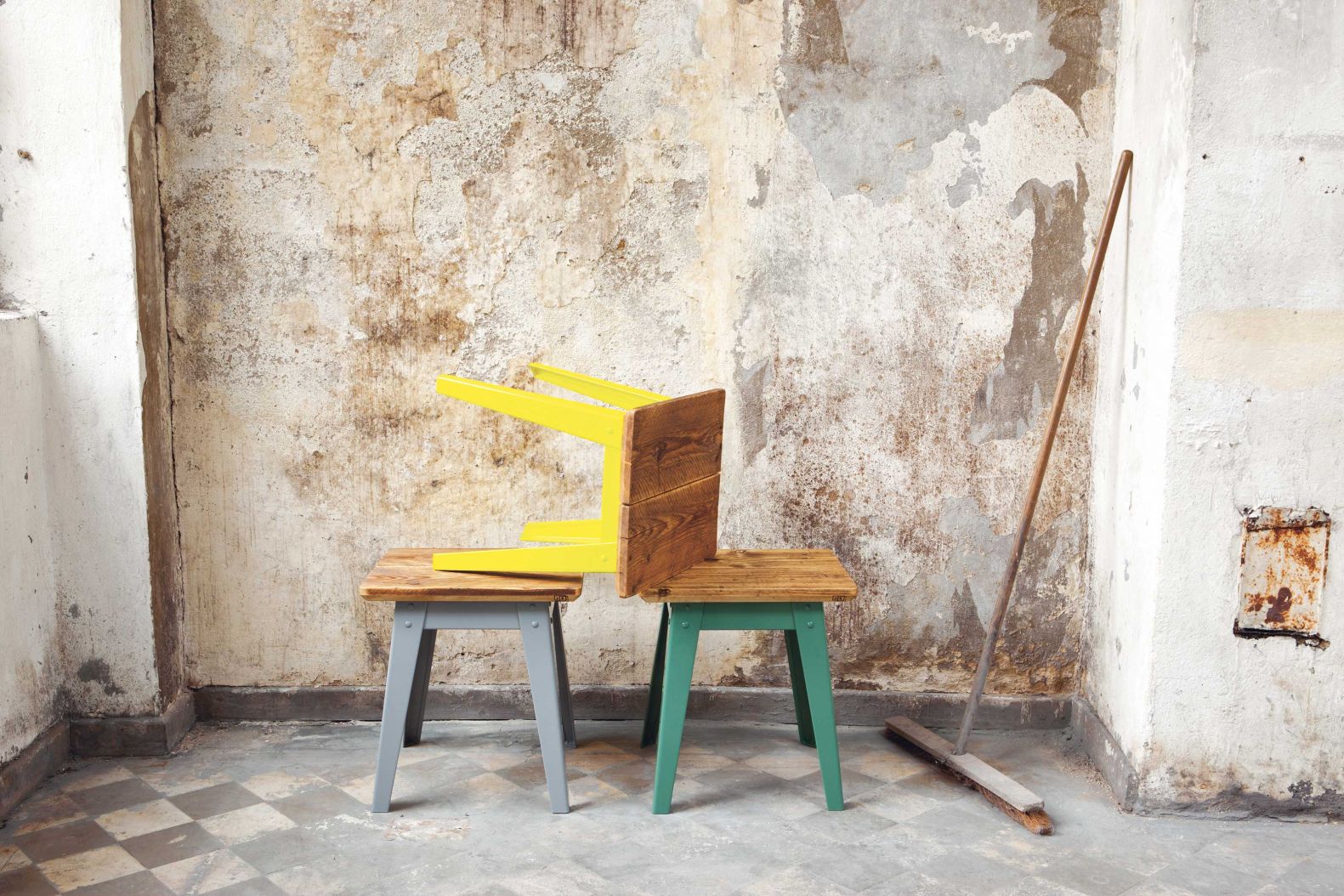 Alles begann mit einem Hocker, den der Hamburger Jan Cray zuerst als Ein-Mann-Betrieb in einer kleinen Werkstatt für Freunde und Familie herstellte. «6Grad» heisst die Serie, die es in verschiedenen Ausführungen und sogar mit Rückenlehne gibt. Aus dem Ein-Mann-Betrieb wurde inzwischen ein Unternehmen mit rund zehn Mitarbeitenden und einem Angebot an Möbeln, Küchen und Accessoires. Jan Cray.