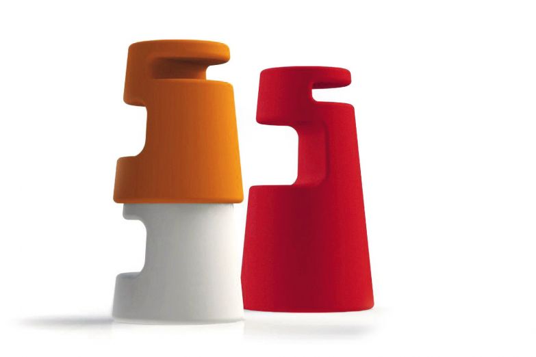 «2525 Jr.» ist eine Weiterentwicklung des gleichnamigen Barstuhls «2525» und zeichnet sich durch seine kegelförmige und unkonventionelle Form aus. Gefertigt aus Polyethylen kann er auch im Aussenbereich eingesetzt werden. Er ist leicht, bequem und stapelbar. Entworfen wurde er von Sergio Mori. Alma Design.