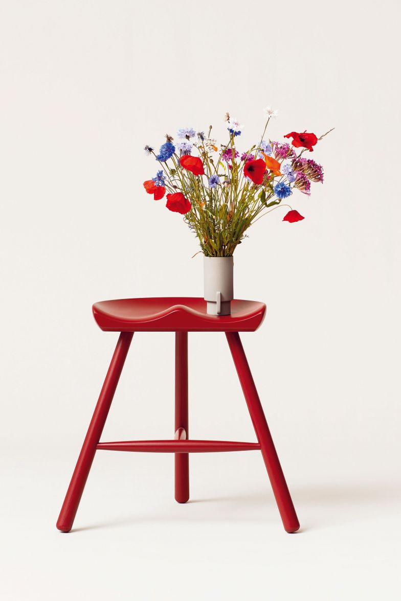 Der «Shoemaker Chair Nr. 49» ist ein wahrer Klassiker, der bereits seit 1936 in Dänemark hergestellt wird. Der Sitz wird aus einem grossen Massivholzstück gefertigt, so dass jeder Stuhl ein Unikat ist. Neu gibt es eine Version in Rot, die das handwerkliche Meisterstück so richtig in Szene setzt. Form & Refine.