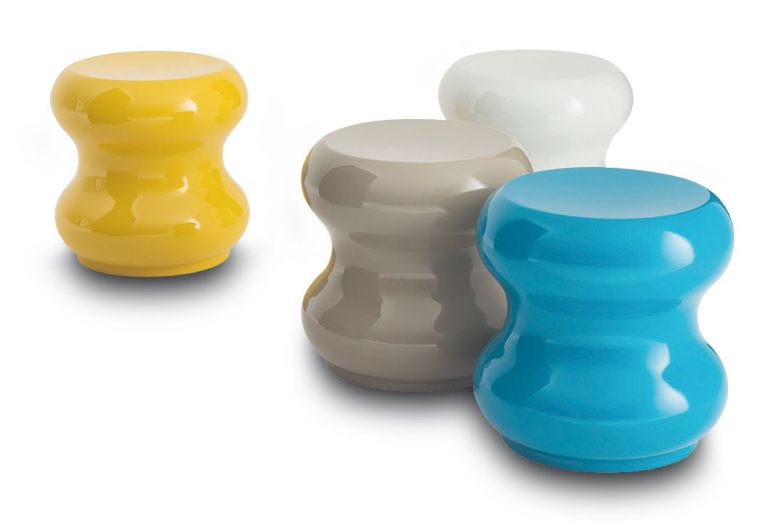 Bereits der Name verrät, dass der Hocker «Toy» Spass machen soll. So ist seine Form alles andere als langweilig und dank der Vielzahl von Lackfarben setzt das Modell, das übrigens auch als Beistelltisch verwendet werden kann, einen verspielten Akzent in jedem Raum. Design: François Champsaur. HC28.