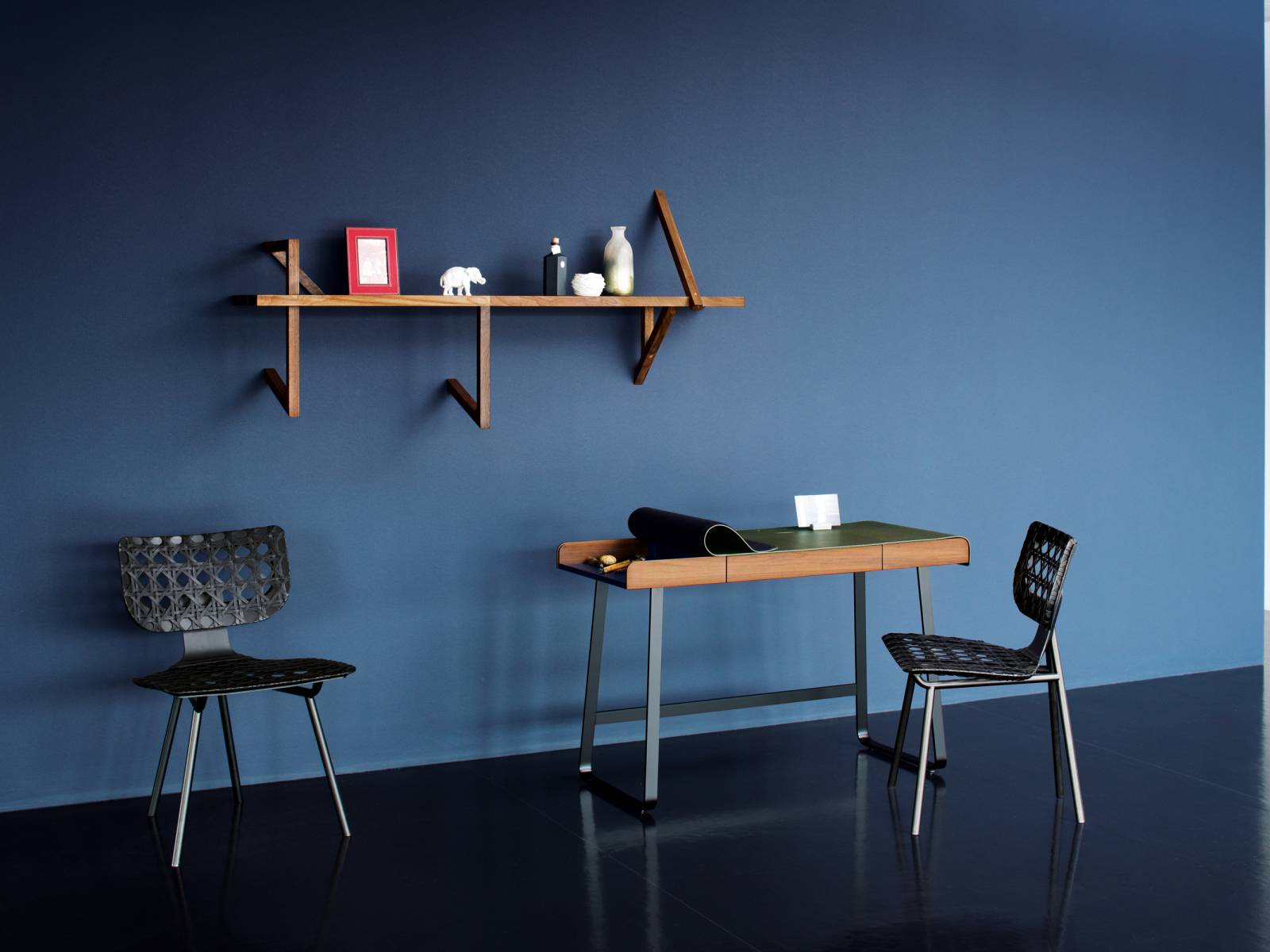 Hier finden Laptop, Tablet-PC, Mobiltelefon, Papier, Ladestationen, Stromversorgung oder weitere Accessoires ihren Platz: Die Oberfläche des Schreibmöbels «Pegasus Home Desk» aus starkem Kernleder lässt sich je nach Bedarf aufrollen oder umklappen, um darunter liegende Fächer freizugeben. Classicon.