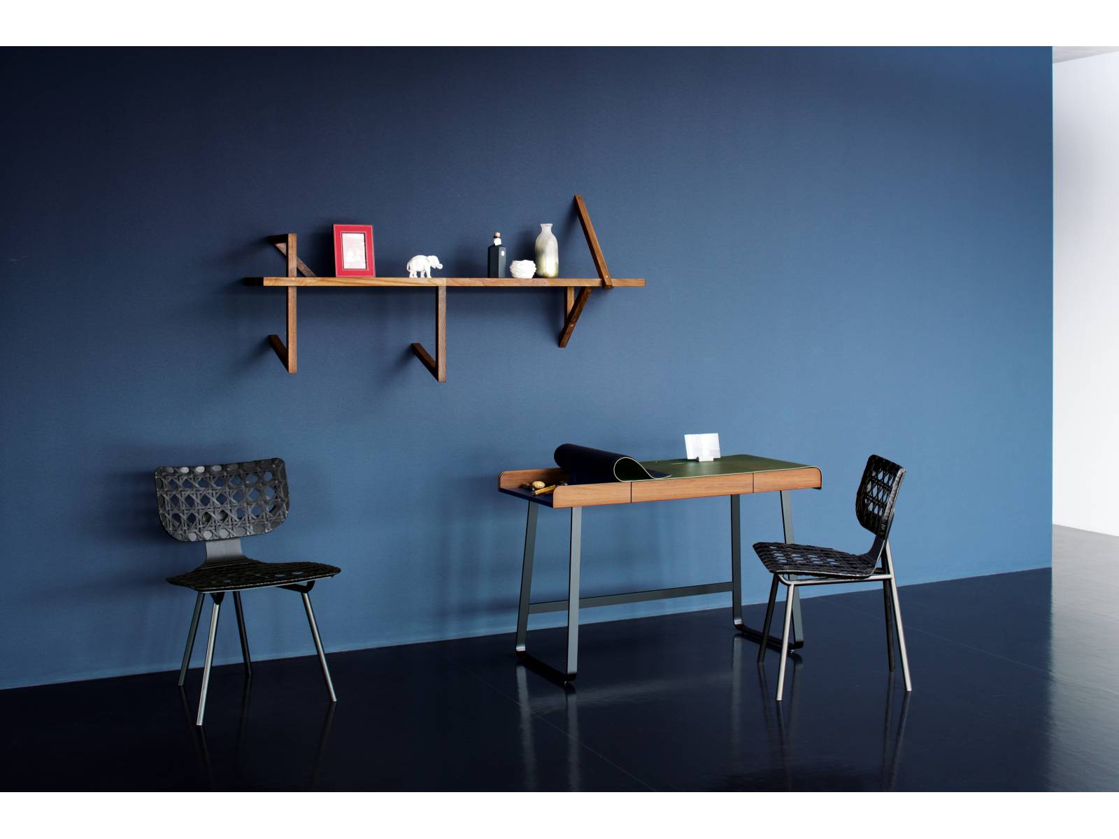 Hier finden Laptop, Tablet-PC, Mobiltelefon, Papier, Ladestationen, Stromversorgung oder weitere Accessoires ihren Platz: Die Oberfläche des Schreibmöbels «Pegasus Home Desk» aus starkem Kernleder lässt sich je nach Bedarf aufrollen oder umklappen, um darunter liegende Fächer freizugeben. Classicon.