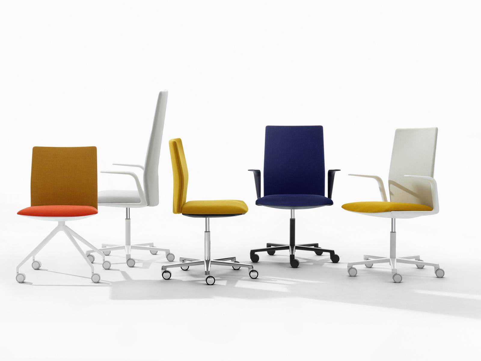 Bürostuhl ist nicht gleich Bürostuhl. «Kinesit» lässt sich so zusammenstellen, wie man ihn sich wünscht oder braucht: mit extra hoher Rückenlehne, Armstützen und unterschiedlichen Bezügen. Design: Lievore Altherr Molina. Arper.