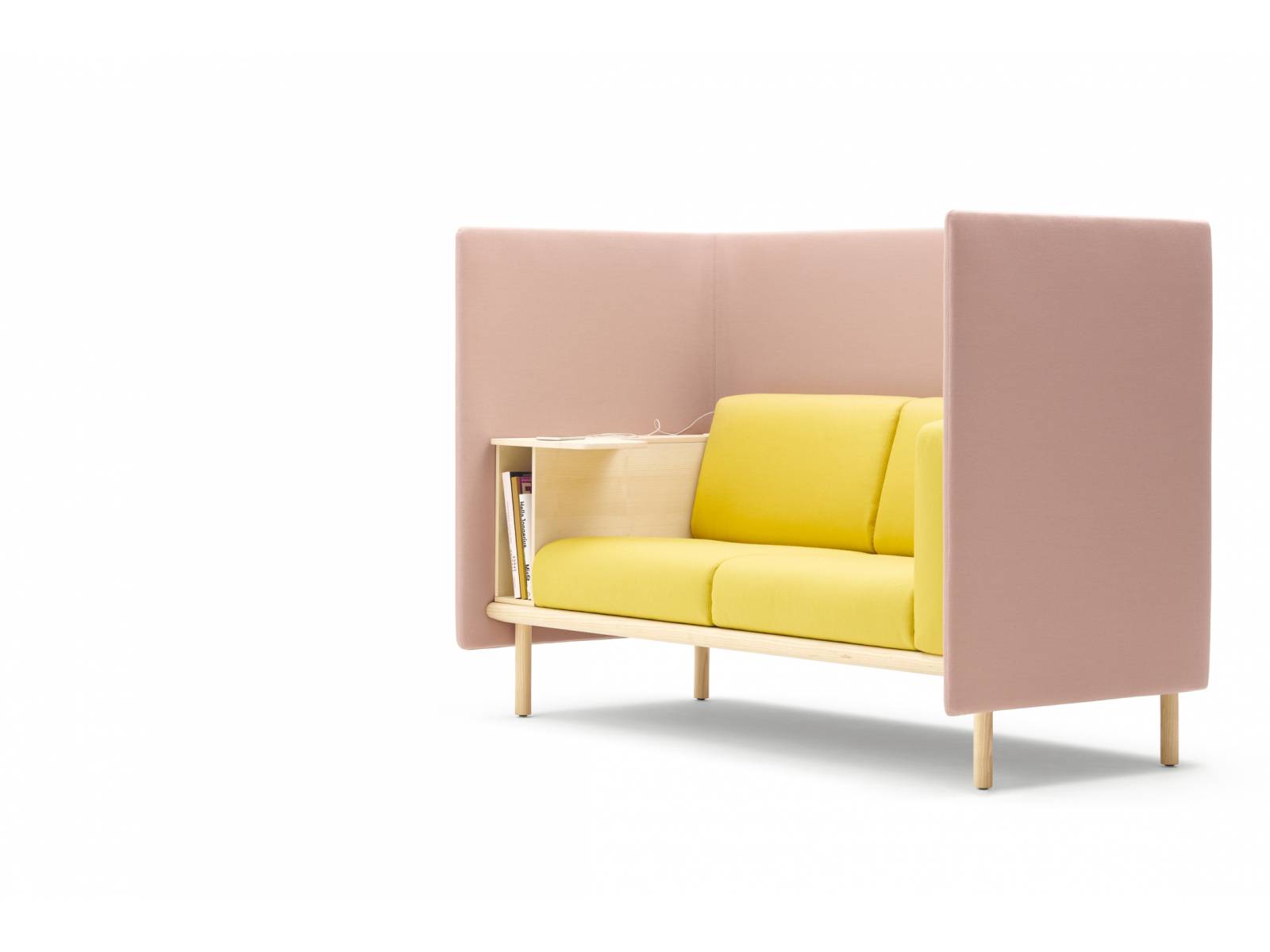 «Floater» ist ein Sofa, das auch eine Büronische sein kann. Je nach Breite kann es mit einem Armlehn-, Arbeits-, Eck- und Mittelregal ausgestattet werden, die auch über eine Stromsteckdose verfügen. Design: Pauline Deltour. COR.