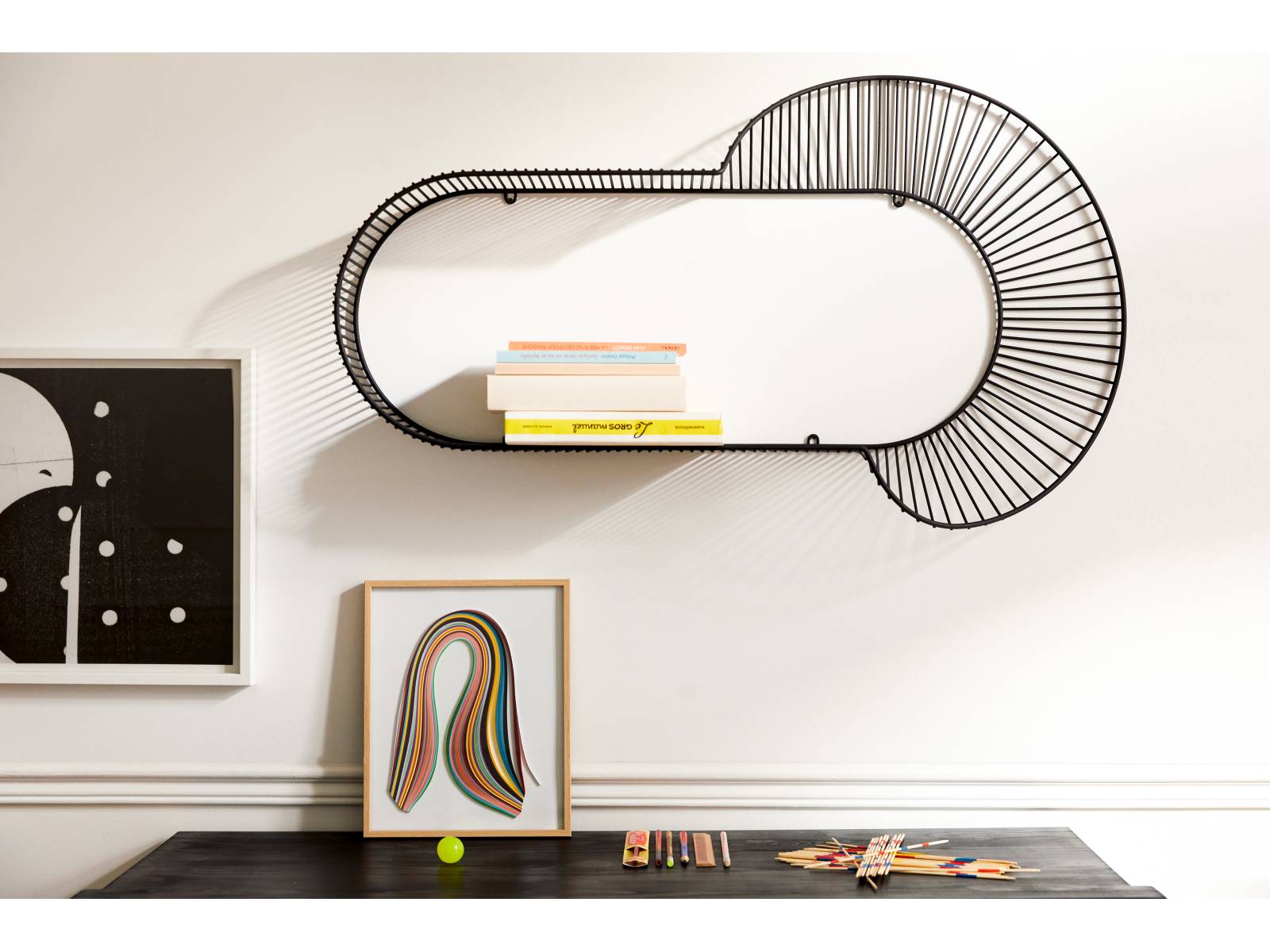 Ein Wandregal, dass nicht nur praktisch, sondern auch ausgesprochen schön ist: «Loop» erstreckt sich von der Fläche in den Raum und ist trotz der leichten Optik des Stahldrahts sehr stabil. Design: Amandine Chhor. Petit Friture.