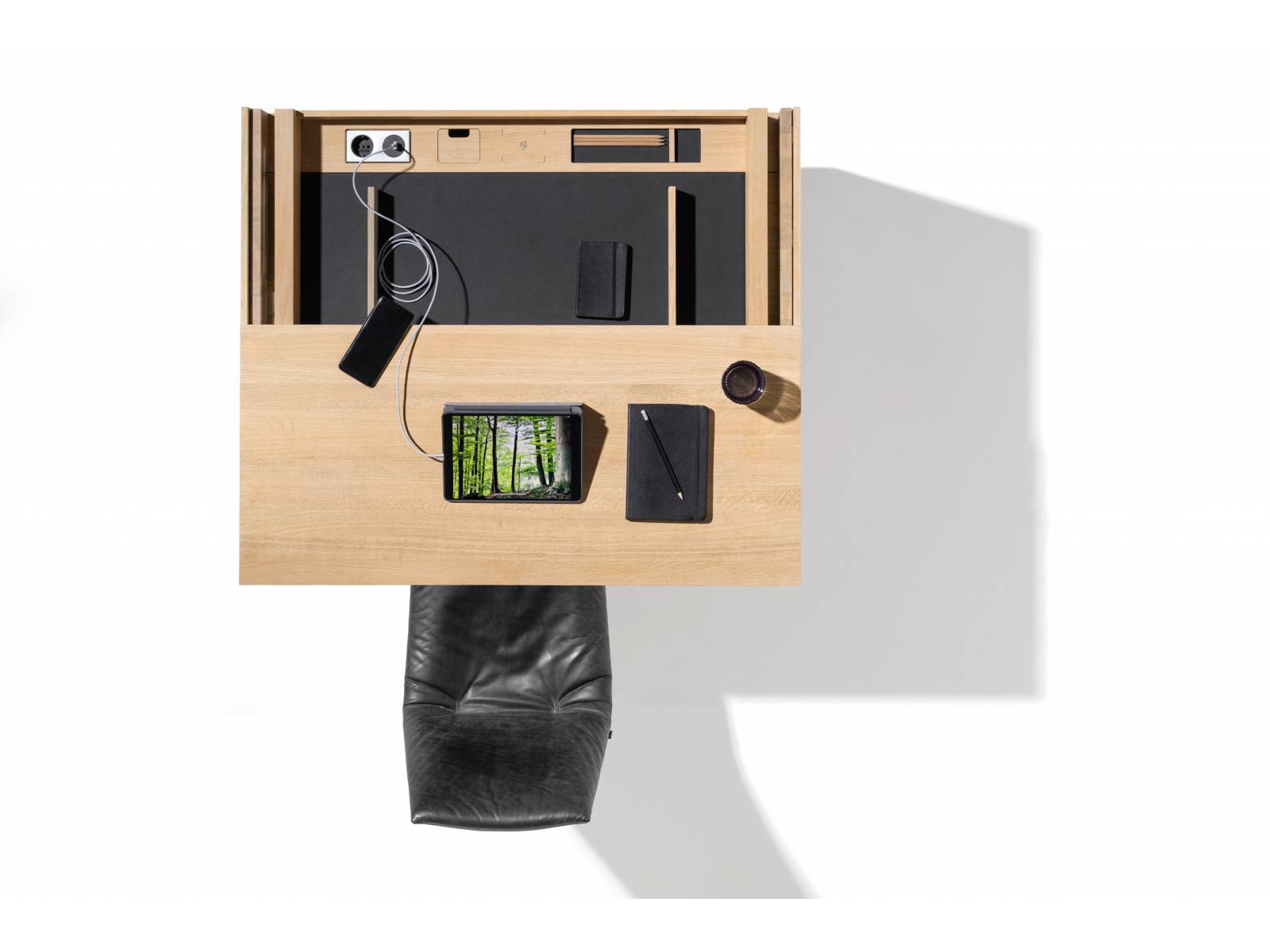 Der Sekretär «Filigno» vereint praktischen Stauraum und aktuelle technische Features: Die ausziehbare Schreibplatte ist in beiden Richtungen gedämpft und rastet an den Endpositionen ein. Zum funktionalen Innenleben gehört auch ein integrierter Kabelauslass. Design: Sebastian Desch. Team7.