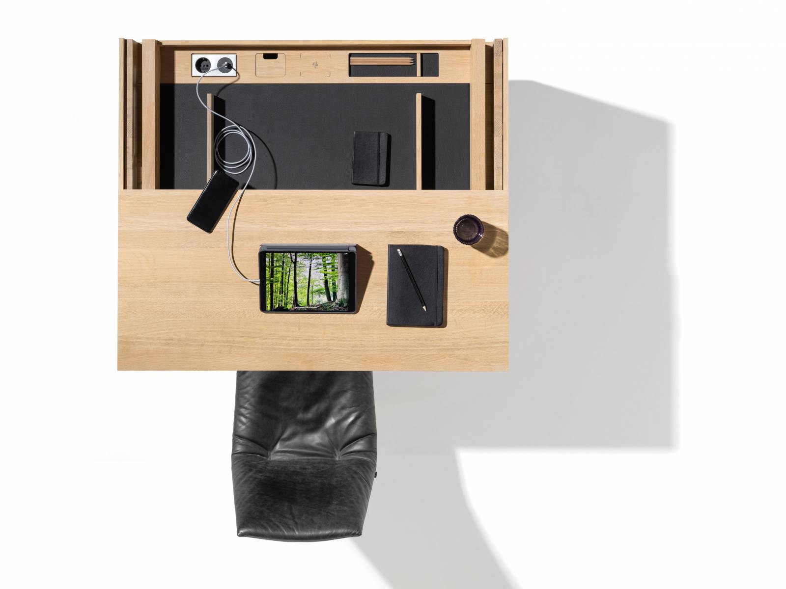 Der Sekretär «Filigno» vereint praktischen Stauraum und aktuelle technische Features: Die ausziehbare Schreibplatte ist in beiden Richtungen gedämpft und rastet an den Endpositionen ein. Zum funktionalen Innenleben gehört auch ein integrierter Kabelauslass. Design: Sebastian Desch. Team7.