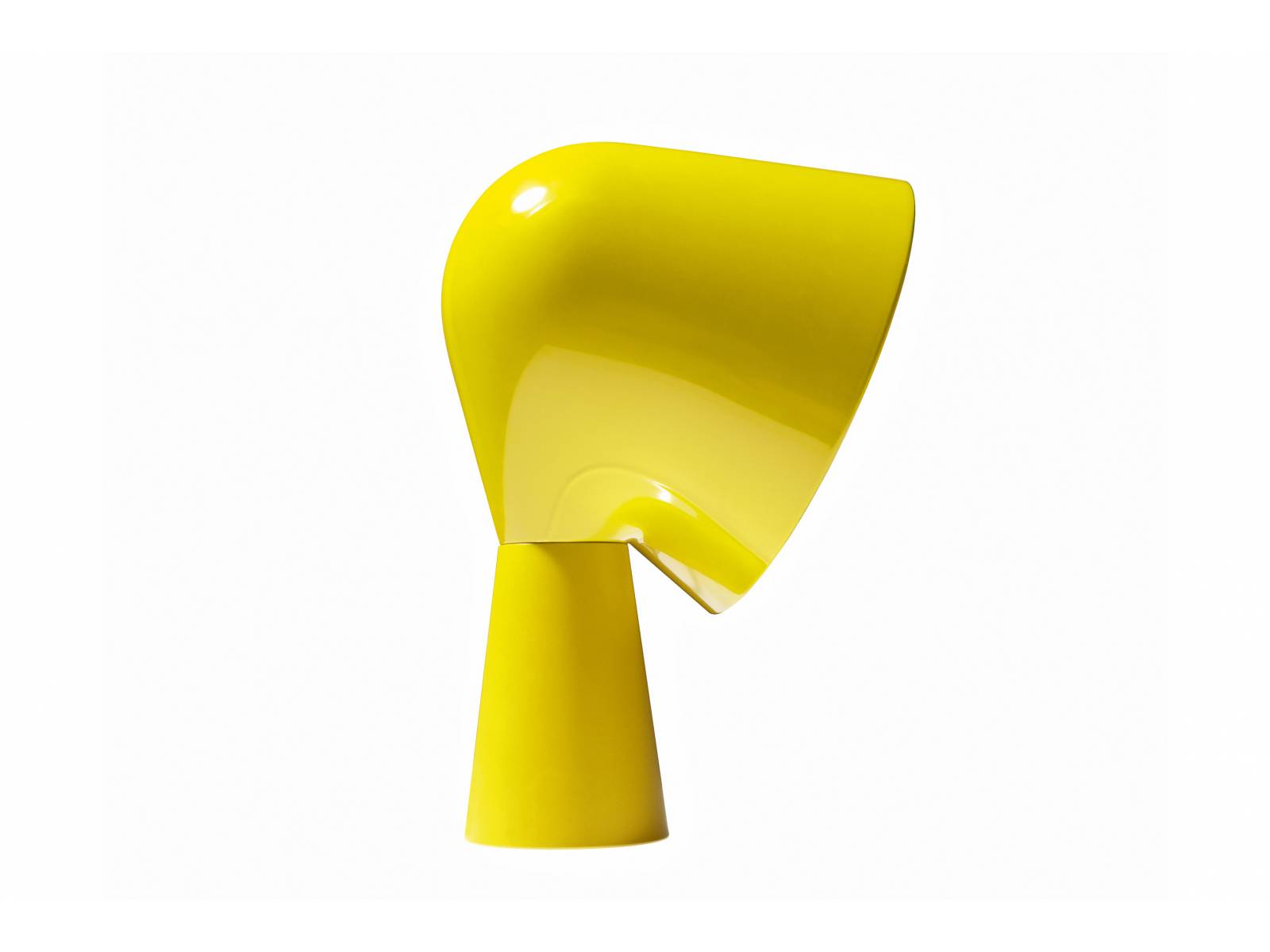 «Binic» ist benannt nach einem Leuchtturm in der Bretagne und der geneigte Leuchtenkopf soll an das konzentrierte Leuchtturmlicht erinnern. Designerin Ioanna Vautrin hat mit der kleinen Tischleuchte im zeitgenössisch interpretierten Retro-Design einen Nerv getroffen: In den witzigen Farben kann «Binic» auf dem Nachtisch, dem Schreibtisch, im Kinderzimmer oder im Kreativbüro stehen. Foscarini.