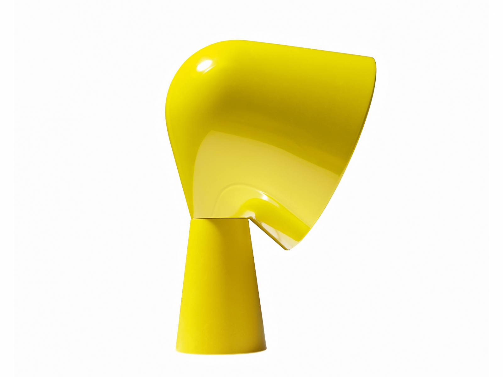 «Binic» ist benannt nach einem Leuchtturm in der Bretagne und der geneigte Leuchtenkopf soll an das konzentrierte Leuchtturmlicht erinnern. Designerin Ioanna Vautrin hat mit der kleinen Tischleuchte im zeitgenössisch interpretierten Retro-Design einen Nerv getroffen: In den witzigen Farben kann «Binic» auf dem Nachtisch, dem Schreibtisch, im Kinderzimmer oder im Kreativbüro stehen. Foscarini.