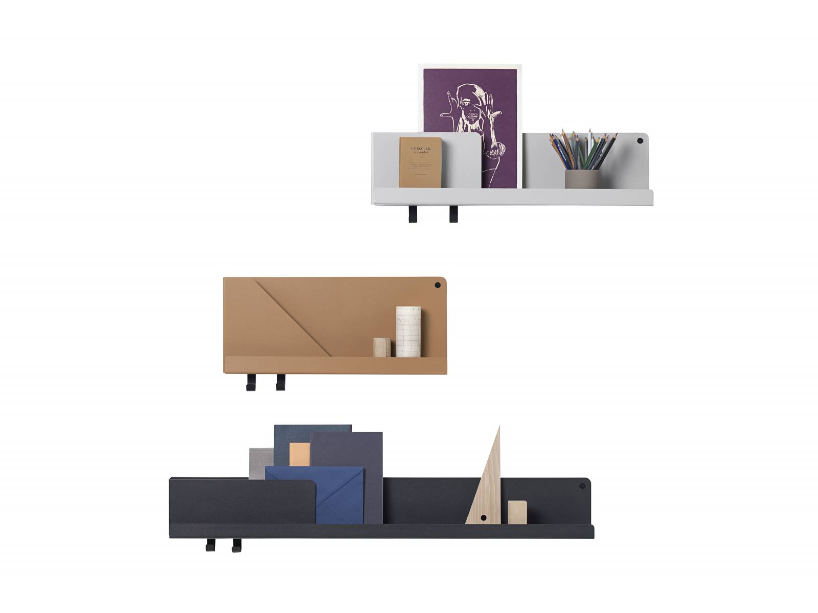 Funktional und zeitgemäss: Auf den ersten Blick wirken die Wandregale wie gefaltetes Papier, was ihnen zu dem Namen «Folded Shelves» verhalf. Sie werden mit zwei Haken und zwei Schrauben an der Wand befestigt und können mit hübschen Schreibutensilien, Fotos und kleinen Accessoires bestückt werden. Muuto.