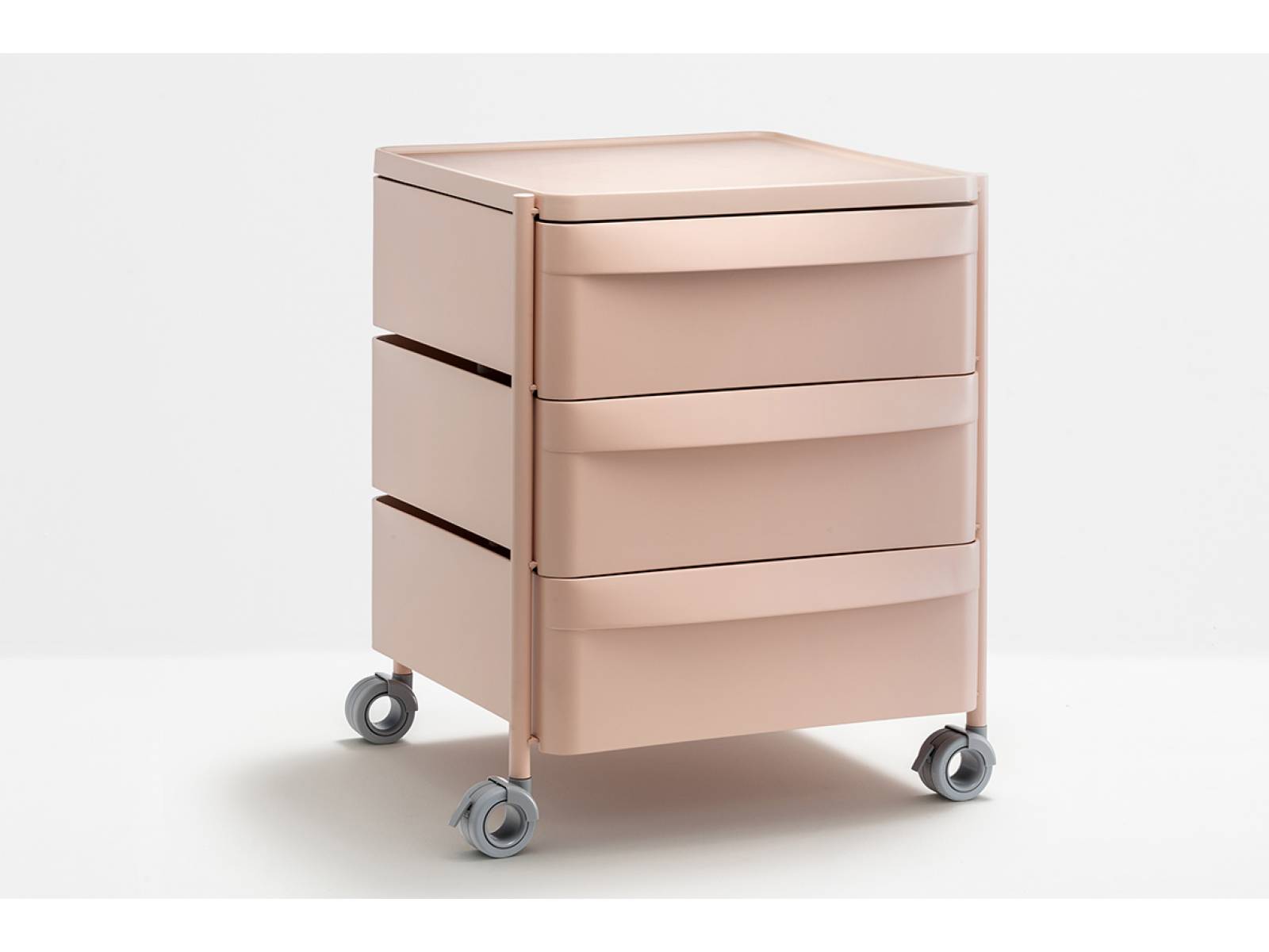 Indem man die Schubladen durch Regalböden ersetzt, kann «Boxie» schnell vom Rollcontainer zum Nachttisch umfunktioniert werden. Design: Claudio Dondoli und Marco Pocci. Pedrali.