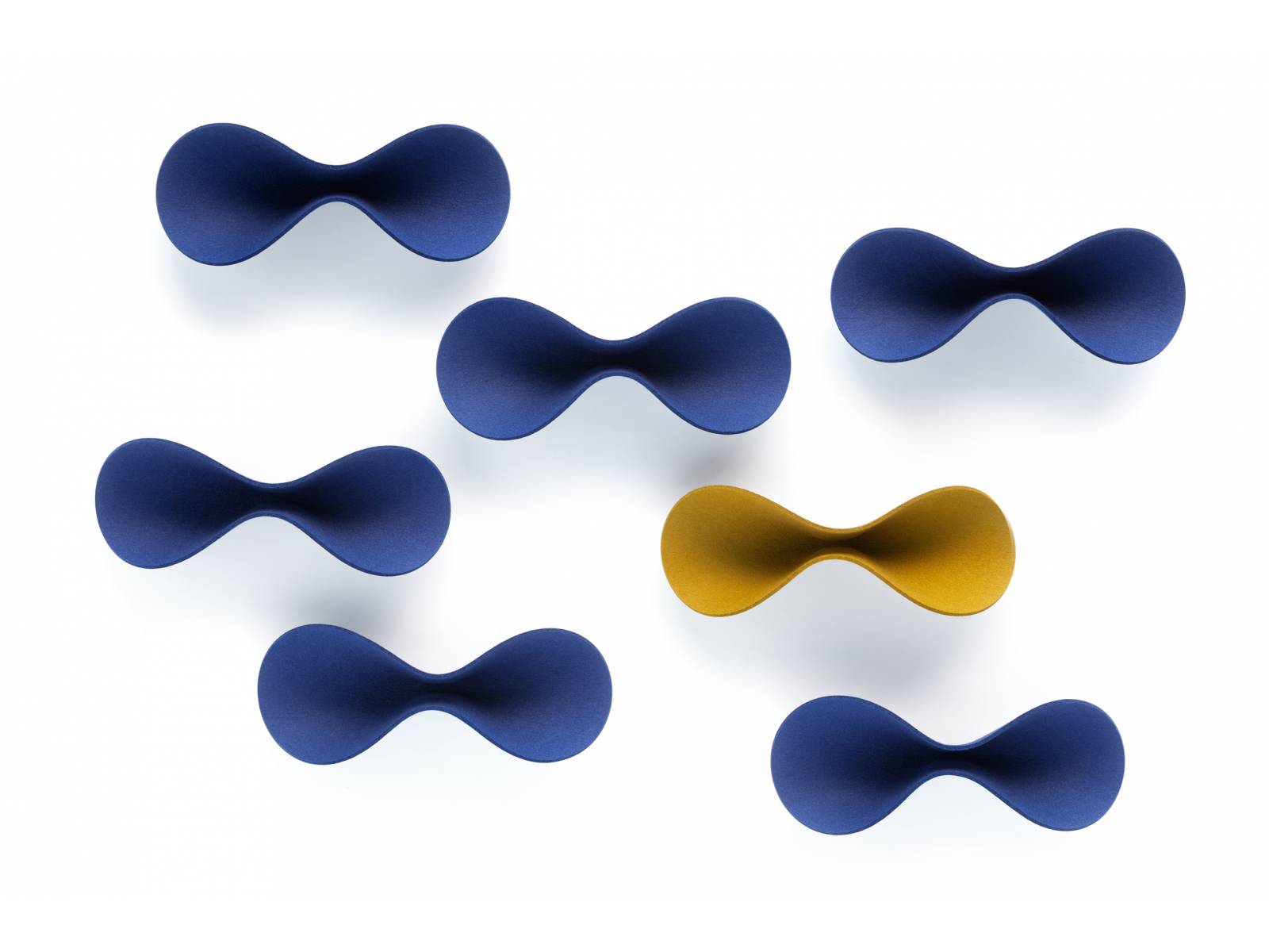 «Loop» mindert den Schall im Raum auf sehr charmante Art. Das Akustikelement aus Filz wird in eine Halterung aus Stahl gesteckt, die sowohl senkrecht als auch waagerecht montiert werden kann. Letzteres wirkt in grosser Stückzahl wie ein Schwarm Fische. Hey-Sign.