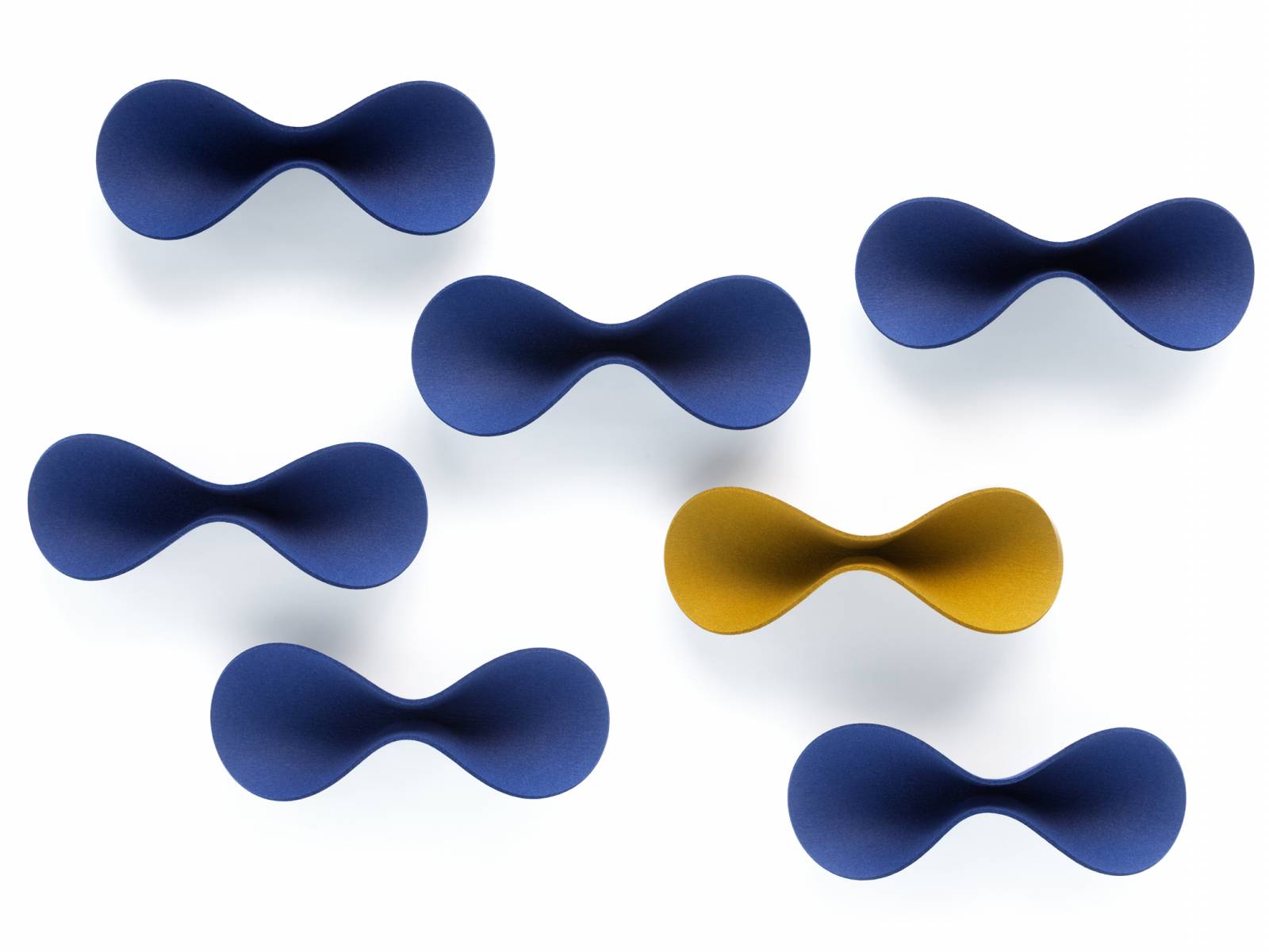 «Loop» mindert den Schall im Raum auf sehr charmante Art. Das Akustikelement aus Filz wird in eine Halterung aus Stahl gesteckt, die sowohl senkrecht als auch waagerecht montiert werden kann. Letzteres wirkt in grosser Stückzahl wie ein Schwarm Fische. Hey-Sign.