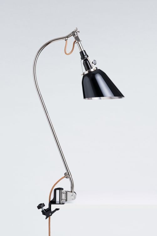 Eine Ikone aus den frühen 1920er-Jahren kehrt zum 100-jährigen Jubiläum zurück: die legendäre Peitschenleuchte «TYP 113». In Form einer auf 100 Stück limitierten Edition fertigt der Hamburger Hersteller zunächst eine besondere Version mit originalen Drehschalterfassungen aus Bakelit. Midgard.