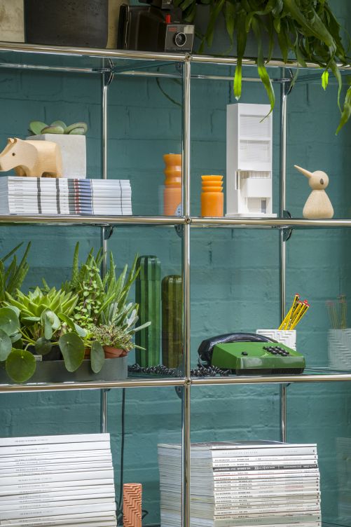 Bewährt, bekannt, beliebt: Das Möbelbausystem ist ein Multitalent, das sich ständig weiterentwickelt und überall eingesetzt werden kann – auch zuhause im Homeoffice. Die Gestaltungsmöglichkeiten sind dabei fast unbegrenzt. USM.