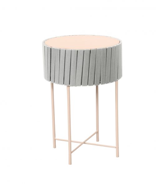 Klasse statt Masse – so lautet die Vision der beiden Schweizer Designer Edrris Caaloul und Cyrille Verdon. Sie entwerfen zeitlose, funktionale und überraschende Produkte, wie zum Beispiel das Aufbewahrungsmöbel «Medusa»; es ist rundum von Gummibändern verdeckt, durch die man von allen Seiten her auf den Innenraum zugreifen kann. Superlife Design Studio.