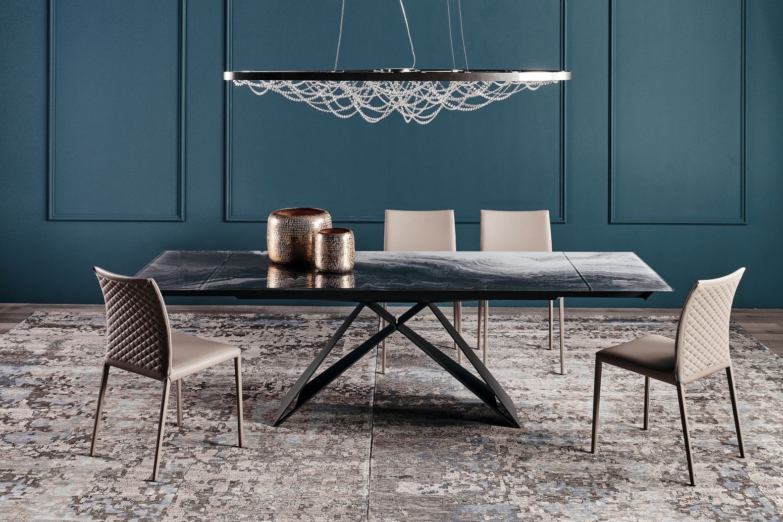 Ein klares Statement für Bodenhaftung – denn der neuste Tisch «Drive» aus der Crystalart-Linie hat einen Sockel aus Stahl und eine Platte aus facettiertem Glas. Das Schwergewicht lässt sich trotzdem mit Leichtigkeit ausziehen, so dass nicht nur die Familie, sondern auch Freunde, Bekannte oder ein Filmteam daran Platz finden. Design: Paolo Cattelan / Andrea Lucatello. Cattelan Italia.