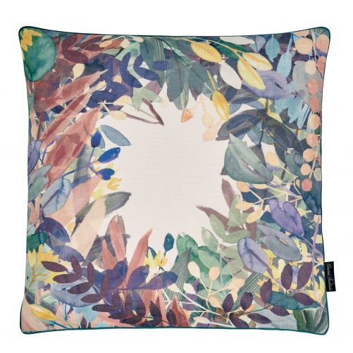 Kissen spielen zwar oft eine Nebenrolle beim Einrichten, aber ohne sie geht es auch nicht. Dieses Kissen ist aus der Estival-Kollektion und bringt mit seinen von Hand aquarellierten Blüten und Blättern sommerliches Feeling in die Räume. Christian Fischbacher.