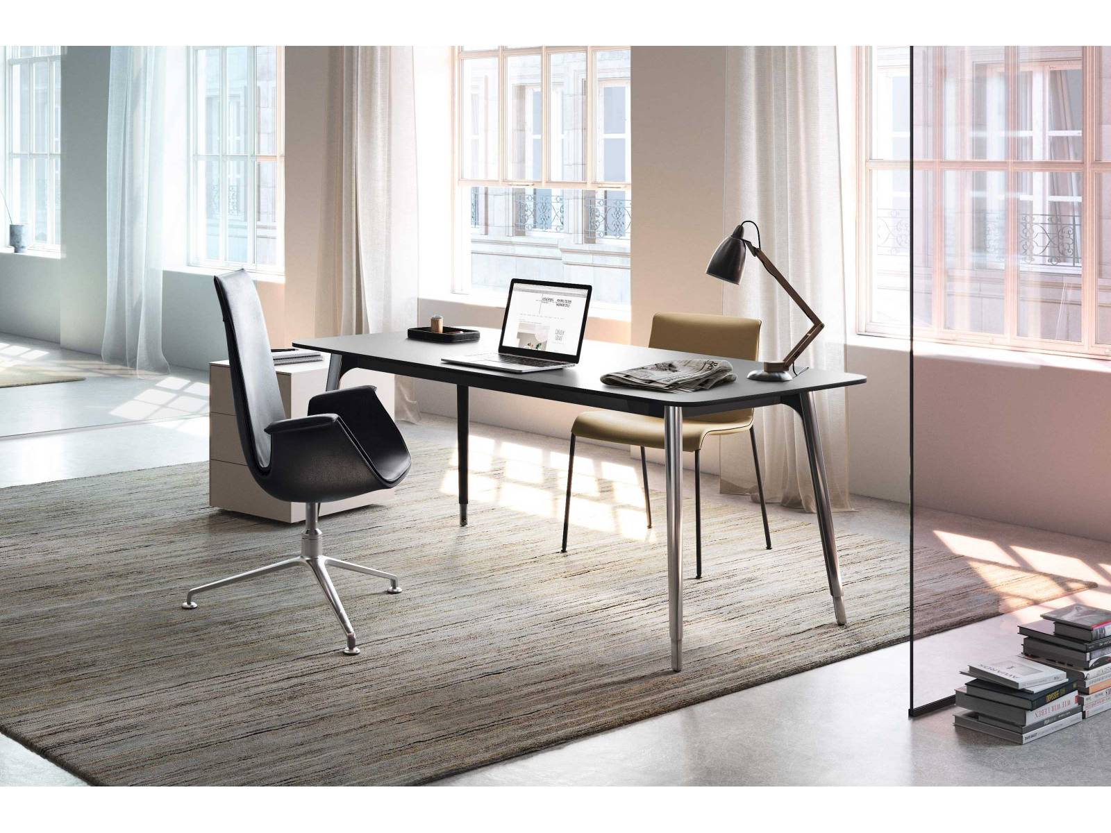 Dieses Ensemble aus Tisch und Sessel ist viel zu edel, um in einer Ecke zu stehen. Den modernen «Keypiece Managment Desk» des Designstudios Eoos gibt es mit passendem Bürocontainer. Der Schalensessel ist ein echter Klassiker; er wurde in den 1960er-Jahren von Preben Fabricius und Jørgen Kastholm entworfen und sorgt mit seinen einladenden Arm- und Rückenlehnen für angenehmen Sitzkomfort. Walter Knoll .