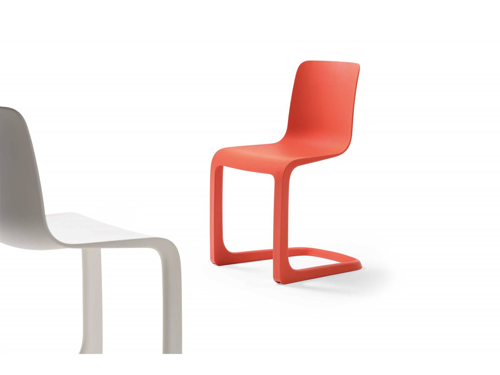 Bewegung entspannt – auch am Bürotisch. Zum Beispiel beim Wippen auf dem Freischwinger «Evo-C». Zusammen mit Jasper Morrison ist es dem Unternehmen gelungen, einen klassischen Stahlrohrfreischwinger-Stuhl in Kunststoff umzusetzen. Der Stuhl bietet überdies einen besonders ergonomischen Sitzkomfort. Vitra.