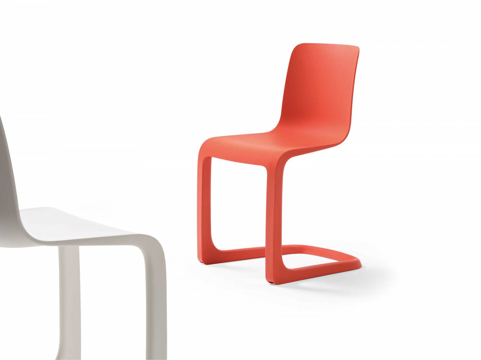 Bewegung entspannt – auch am Bürotisch. Zum Beispiel beim Wippen auf dem Freischwinger «Evo-C». Zusammen mit Jasper Morrison ist es dem Unternehmen gelungen, einen klassischen Stahlrohrfreischwinger-Stuhl in Kunststoff umzusetzen. Der Stuhl bietet überdies einen besonders ergonomischen Sitzkomfort. Vitra.